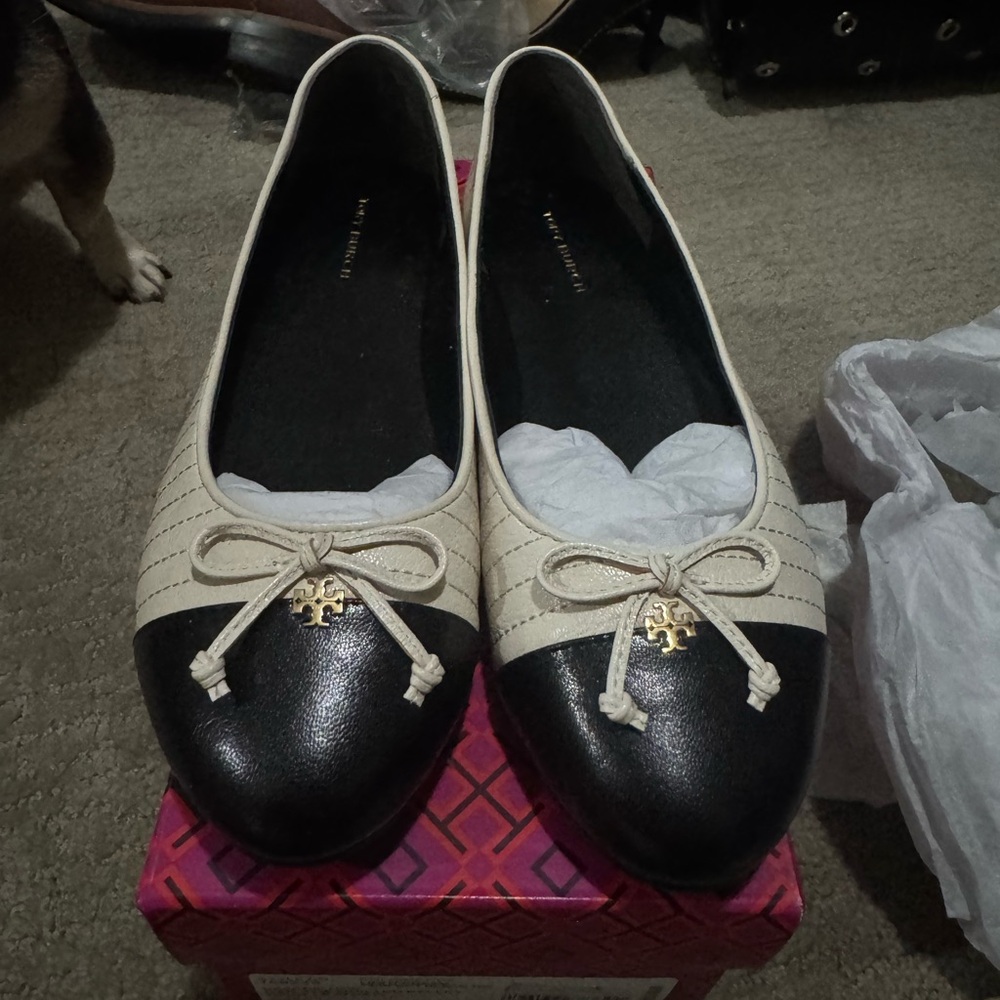 Tory Burch Black and Cream Bow Flats - Picture 3 of 8